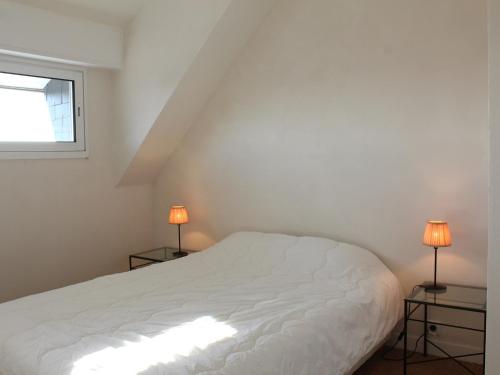 - une chambre avec un lit blanc et deux lampes dans l'établissement Appartement 5 pièces 8 pers. avec terrasse et parking à La Baule - FR-1-245-212, au Pouliguen