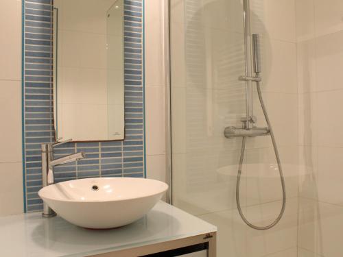 une salle de bain avec un lavabo blanc et une douche dans l'établissement Appartement 5 pièces 8 pers. avec terrasse et parking à La Baule - FR-1-245-212, au Pouliguen