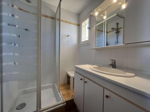 une salle de bain avec douche et lavabo dans l'établissement Appartement 2P avec terrasse à Gruissan - FR-1-229-892, à Gruissan