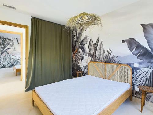 un lit dans une chambre avec un tableau sur le mur dans l'établissement Villa moderne avec piscine privée, près de la plage - FR-1-423-314, au Grau-dʼAgde