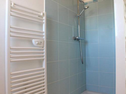 une salle de bain avec douche aux carreaux bleus dans l'établissement Maison contemporaine avec piscine chauffée sur l'île d'Oléron - FR-1-246A-340, à La Brée-les-Bains