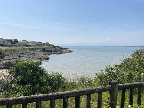 Vaux-sur-Mer : Charmant T2 en bord de mer avec parking - FR-1-738-40