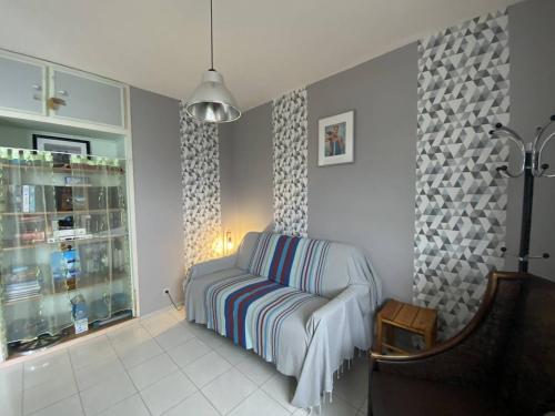 un salon avec un canapé et une fenêtre dans l'établissement Vaux-sur-Mer : Charmant T2 en bord de mer avec parking - FR-1-738-40, à Vaux-sur-Mer