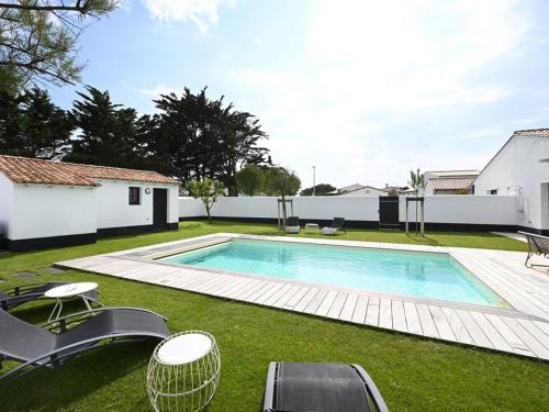 une piscine dans la cour d'une maison dans l'établissement Maison spacieuse avec parking proche de la mer - FR-1-434-117, à Ars-en-Ré