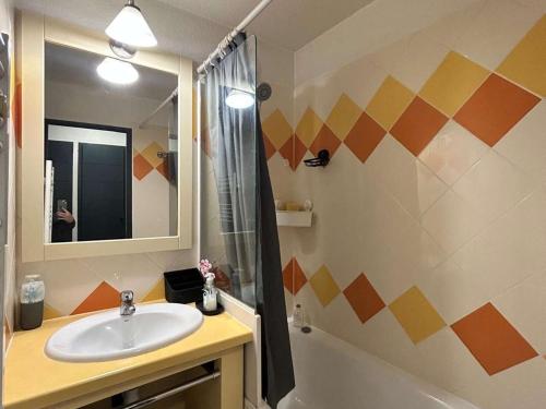une salle de bain avec un lavabo et une douche dans l'établissement Appartement Cannes la Bocca proche plage - FR-1-609-109, à Cannes