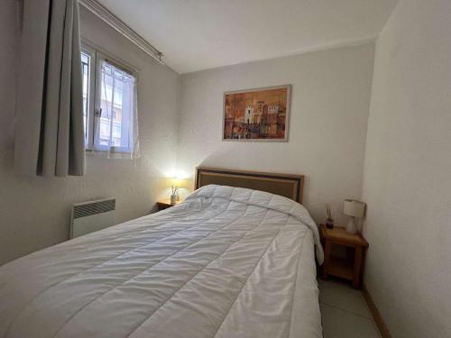 une chambre avec un lit blanc et une fenêtre dans l'établissement Appartement Cannes la Bocca proche plage - FR-1-609-109, à Cannes