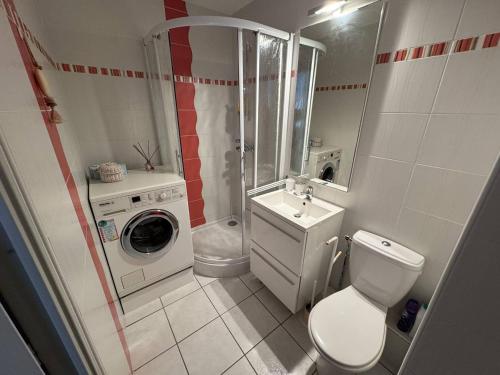 La salle de bains est pourvue de toilettes et d'un lave-linge. dans l'établissement Agréable T2 RDC avec parking et piscine au Cap d'Agde - FR-1-749-82, au Cap d'Agde