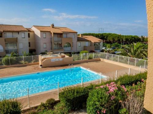 une image d'une piscine dans une maison dans l'établissement Agréable T2 RDC avec parking et piscine au Cap d'Agde - FR-1-749-82, au Cap d'Agde