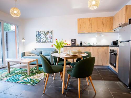 Appartement T2 avec grande terrasse et parking - FR-1-553-291