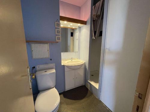 une petite salle de bain avec toilettes et lavabo dans l'établissement Appartement avec piscine, animaux admis, parking, plage à Port Camargue, 4 pers. - FR-1-250-296, au Grau-du-Roi