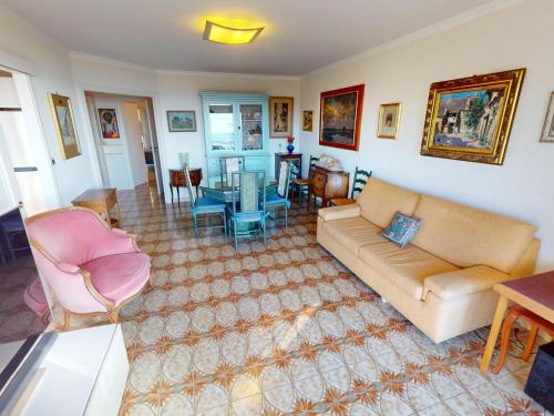 un salon avec un canapé et une table dans l'établissement 3P calme climatisé avec terrasse, vue mer et parking - FR-1-196-373, à Menton