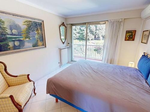 une chambre avec un lit et une fenêtre dans l'établissement 3P calme climatisé avec terrasse, vue mer et parking - FR-1-196-373, à Menton