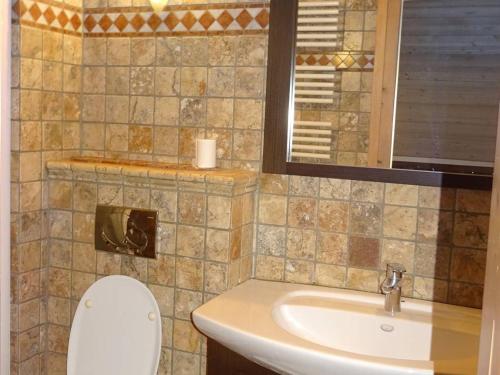 une salle de bain avec toilettes et lavabo dans l'établissement Duplex 4 pièces, 8 pers, confortable, rue du centre, garage, plein sud - FR-1-802-95, aux Gets