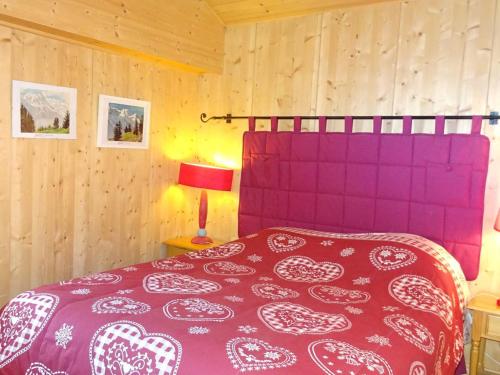 - une chambre dotée d'un lit avec tête de lit violette dans l'établissement Duplex 4 pièces, 8 pers, confortable, rue du centre, garage, plein sud - FR-1-802-95, aux Gets