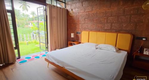 Postel nebo postele na pokoji v ubytování Solace Villa 2BHK AC