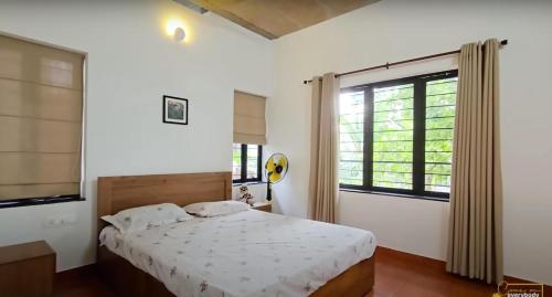 Postel nebo postele na pokoji v ubytování Solace Villa 2BHK AC