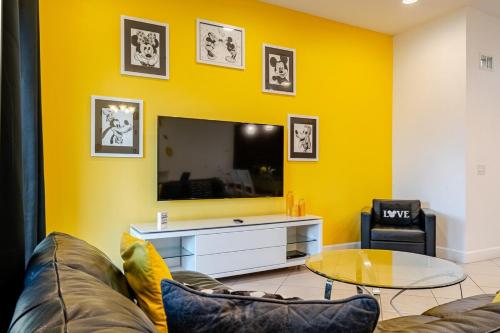 Universal 3BR Townhome with Pool photo 39