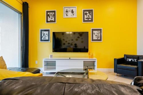 Universal 3BR Townhome with Pool photo 38