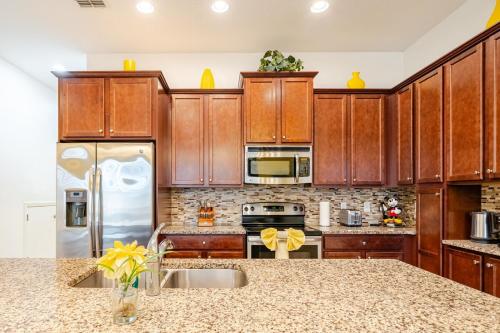 Universal 3BR Townhome with Pool photo 35