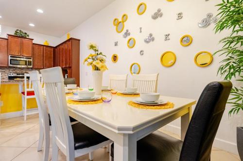 Universal 3BR Townhome with Pool photo 34