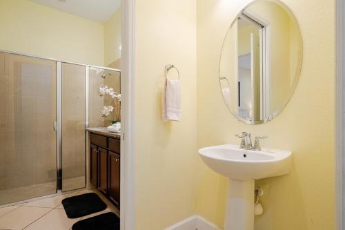 Universal 3BR Townhome with Pool photo 29