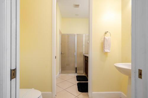 Universal 3BR Townhome with Pool photo 28