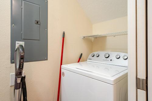 Universal 3BR Townhome with Pool photo 23