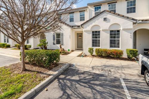 Universal 3BR Townhome with Pool photo 19