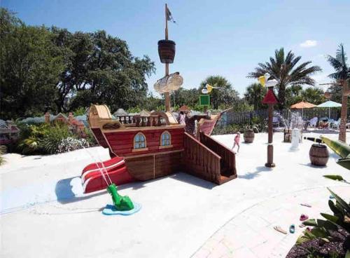 Universal 3BR Townhome with Pool photo 17