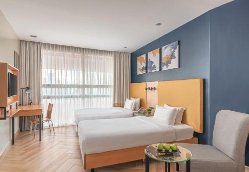 Postel nebo postele na pokoji v ubytování Greenhills Elan Hotel Modern - Newly Renovated