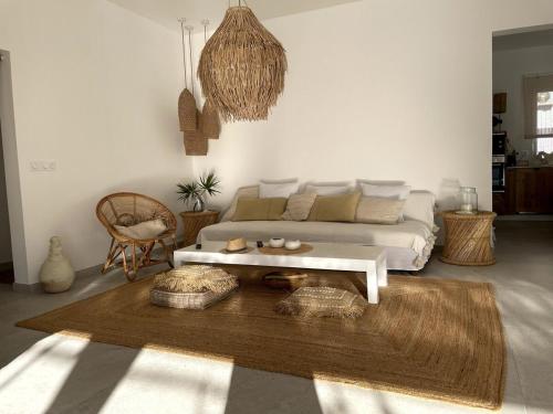 サンジルレバンにあるVilla de charme près des plagesのソファとコーヒーテーブルのあるリビングルーム