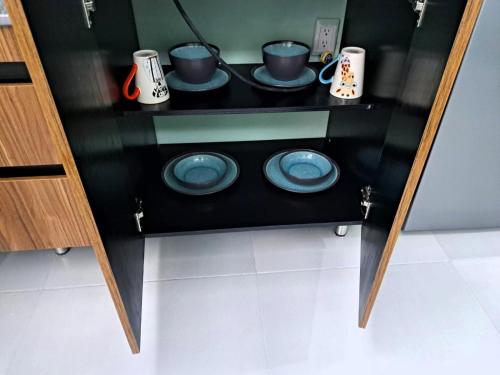 a toy kitchen with two plates and pots and pans at A03 SUITE BLACK para 1 a 2 personas, Especialistas en CORTAS, MEDIANAS Y LARGAS ESTANCIAS en IZCALLI TEPOTZOTLAN perfecto para Familias, Turistas, Contratistas, Estudiantes, Empresas A sólo 5 min Izcalli 5 min Esmeralda 20 min Satélite 25 min AIFA in Cuautitlán Izcalli