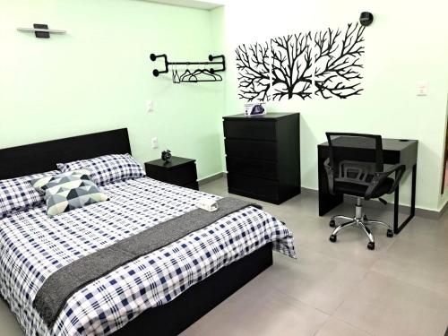 a bedroom with a bed and a desk and a chair at A03 SUITE BLACK para 1 a 2 personas, Especialistas en CORTAS, MEDIANAS Y LARGAS ESTANCIAS en IZCALLI TEPOTZOTLAN perfecto para Familias, Turistas, Contratistas, Estudiantes, Empresas A sólo 5 min Izcalli 5 min Esmeralda 20 min Satélite 25 min AIFA in Cuautitlán Izcalli