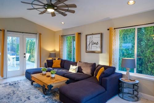 ein Wohnzimmer mit einem blauen Sofa und einem Tisch in der Unterkunft Black Bay Getaway Private Bay Access in Post Falls