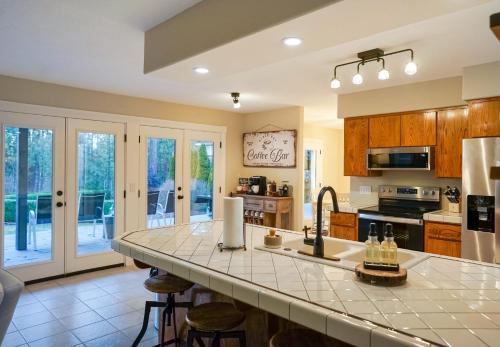 Η κουζίνα ή μικρή κουζίνα στο Black Bay Getaway Private Bay Access