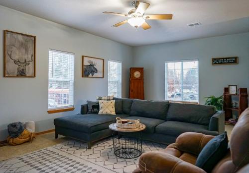 Posezení v ubytování Cozy family home 2 blocks to river