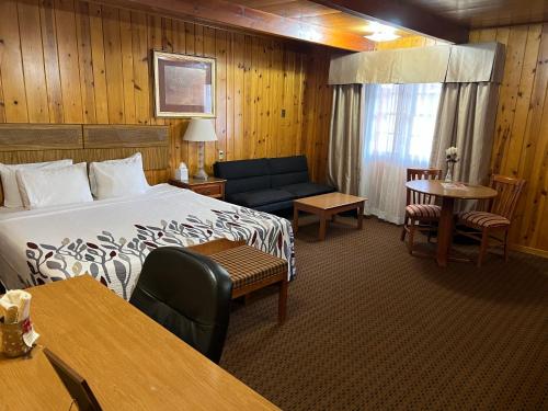 Postel nebo postele na pokoji v ubytování Prospector Motor Lodge