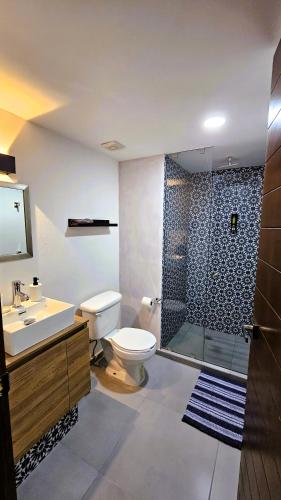 ein Badezimmer mit Toilette und Glasdusche in der Unterkunft A14 EXECUTIVE SUITE at IZCALLI - TEPOTZOTLAN Families, Tourists & Travelers Choice Students Companies Executives WELCOME!!! 5min Izcalli-15min Esmeralda-20min Sátelite-25min AIFA in Municipio Cuautitlán Izcalli
