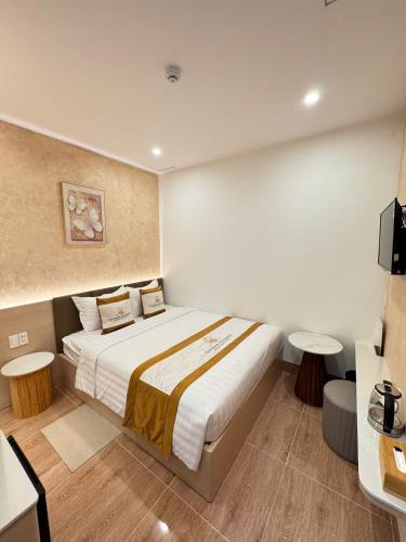 Una cama o camas en una habitación de Sunshine Homestay Bạc Liêu