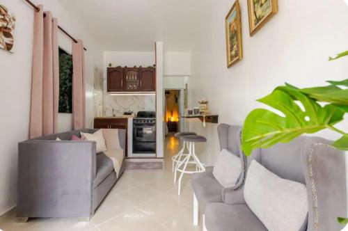 a living room with two chairs and a couch at mini apartamento in Colorado