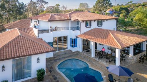 an aerial view of a house with a swimming pool at La Gran Reserva in Los Santos
