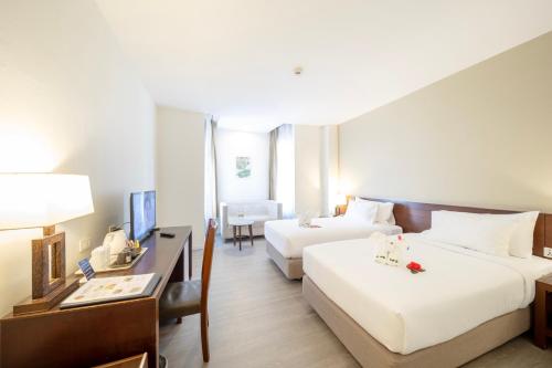 Postel nebo postele na pokoji v ubytování Golden Crown Grand Hotel