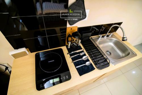 a kitchen counter with a sink and a black appliance at A06 SUITE WHITE para 1 a 2 personas, Especialistas en CORTAS, MEDIANAS Y LARGAS ESTANCIAS en IZCALLI TEPOTZOTLAN perfecto para Familias, Turistas, Contratistas, Estudiantes, Empresas A sólo 5 min Izcalli 5 min Esmeralda 20 min Satélite 25 min AIFA in Cuautitlán Izcalli