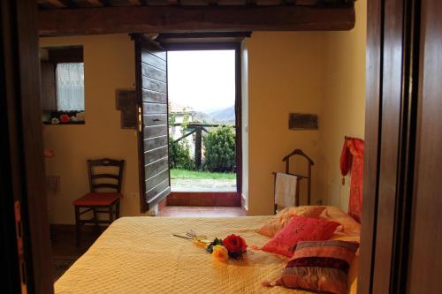 Un dormitorio con una cama con flores. en Casa Vacanze Le Antiche Pietre, en Ortignano Raggiolo