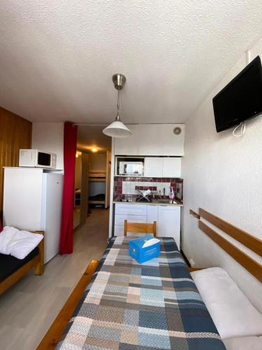 une pièce avec une cuisine et un salon dans l'établissement Studio 4 pers Soleil d'Huez - maeva Home - Studio 4 Personnes Confort MAE-5688, à L'Alpe-d'Huez