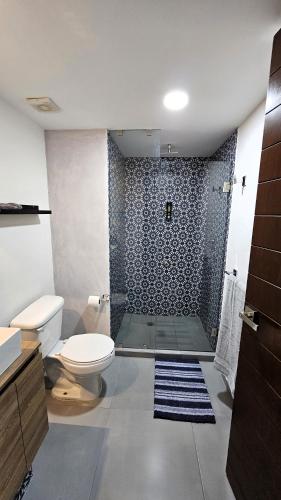 A10 SUITE WHITE para 1 a 2 personas, Especialistas en CORTAS, MEDIANAS Y LARGAS ESTANCIAS en IZCALLI TEPOTZOTLAN perfecto para Familias, Turistas, Contratistas, Estudiantes, Empresas A sólo 5 min Izcalli 5 min Esmeralda 20 min Satélite 25 min AIFAにあるバスルーム