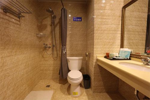 a bathroom with a toilet and a shower and a sink at 九寨沟碧家小筑民宿 Bijia Boutique B&B, jiuzhaigou in Tazang