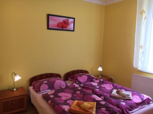 ヘーヴィーズにあるYuliya 9のベッドルーム(紫色の掛け布団付きのベッド1台付)