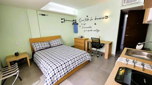 a bedroom with a bed and a desk and a sink at A11 SUITE WHITE para 1 a 2 personas, Especialistas en CORTAS, MEDIANAS Y LARGAS ESTANCIAS en IZCALLI TEPOTZOTLAN perfecto para Familias, Turistas, Contratistas, Estudiantes, Empresas A sólo 5 min Izcalli 5 min Esmeralda 20 min Satélite 25 min AIFA in Cuautitlán Izcalli
