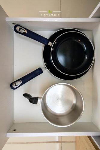 a pot and a pan in a kitchen drawer at A20 SUITE BLACK & WHITE para 1 a 2 personas, Especialistas en CORTAS, MEDIANAS Y LARGAS ESTANCIAS en IZCALLI TEPOTZOTLAN perfecto para Familias, Turistas, Contratistas, Estudiantes, Empresas A sólo 5 min Izcalli 5 min Esmeralda 20 min Satélite 25 min AIFA in Cuautitlán Izcalli